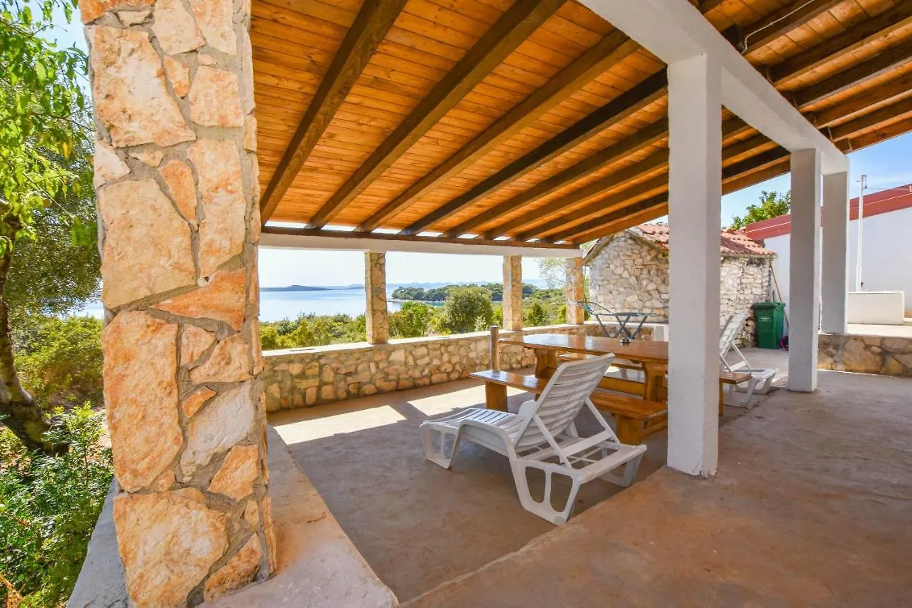House Mateo 0*, Nevidane Croatia